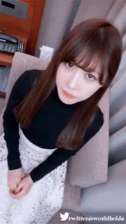 约了个吊带裙短发少妇，近距离拍摄口交沙发上猛操